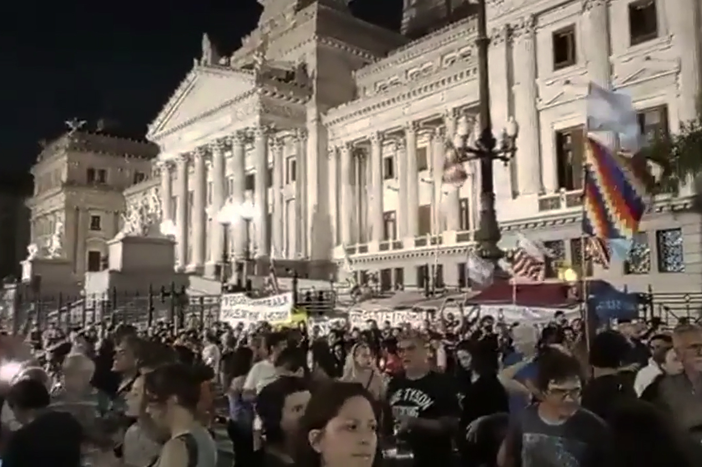 Las imágenes de los cacerolazos en distintos puntos del país y la concentración en el Congreso