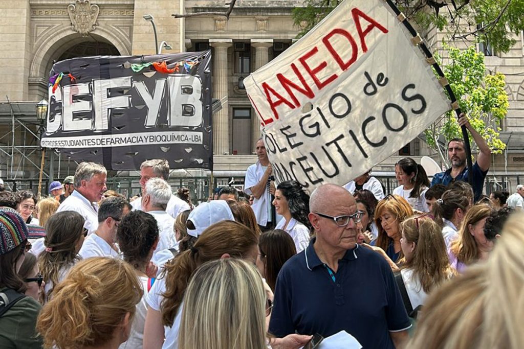 Farmacéuticos marcharon y presentaron un amparo contra el DNU 4 Farmacéuticos marcharon y presentaron un amparo contra el DNU