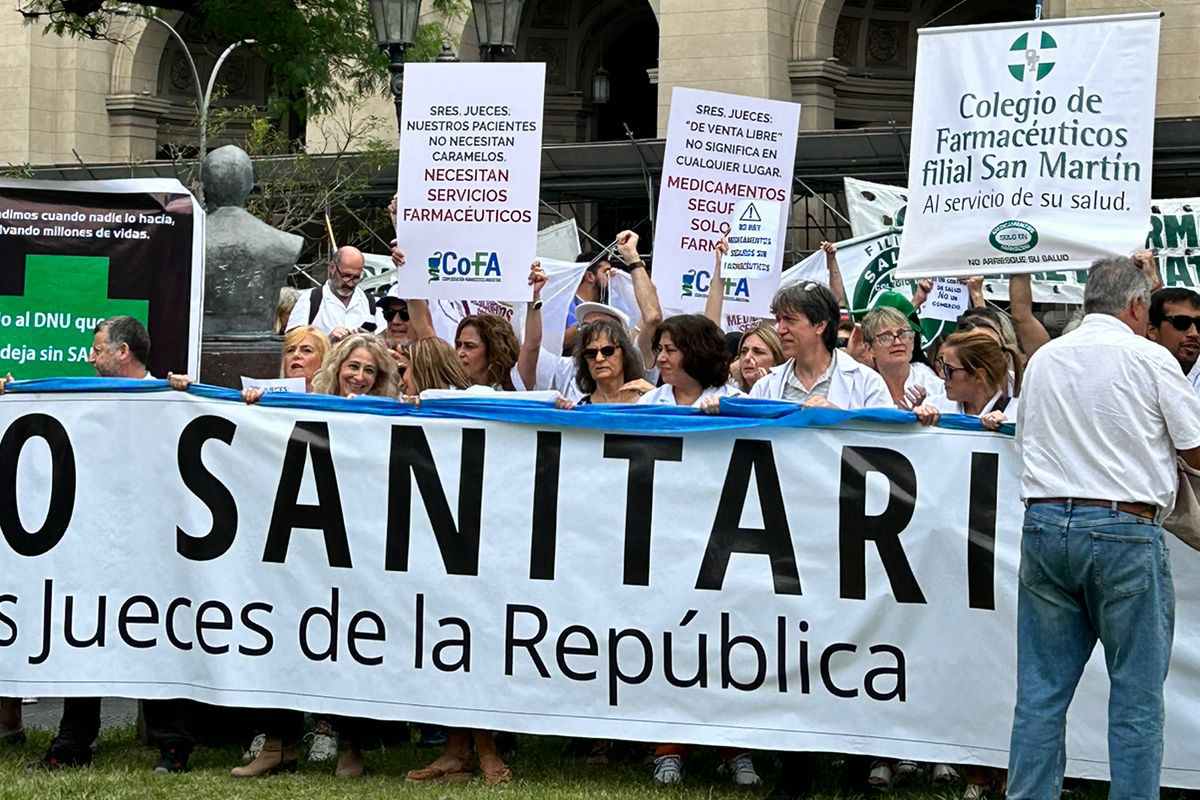 Farmacéuticos marcharon y presentaron un amparo contra el DNU