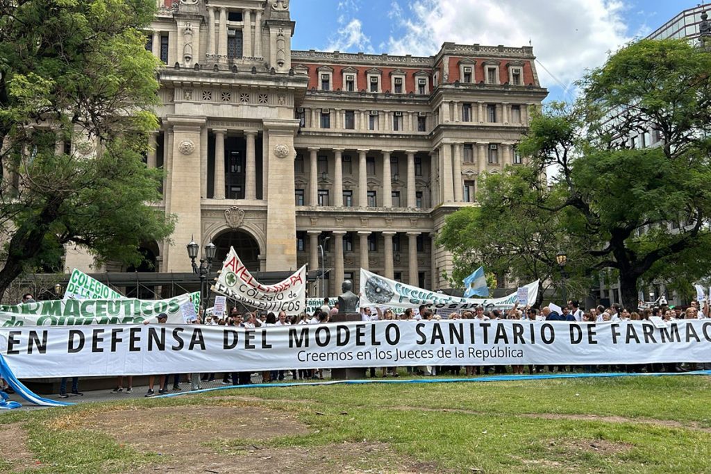 Farmacéuticos marcharon y presentaron un amparo contra el DNU 1 Farmacéuticos marcharon y presentaron un amparo contra el DNU