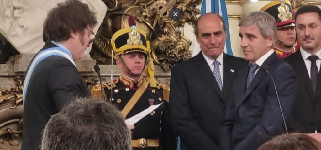 La jura de ministros, el primer acto de gobierno que debió ser público, se convirtió en una ceremonia privada 1 La jura de ministros, el primer acto de gobierno que debió ser público, se convirtió en una ceremonia privada