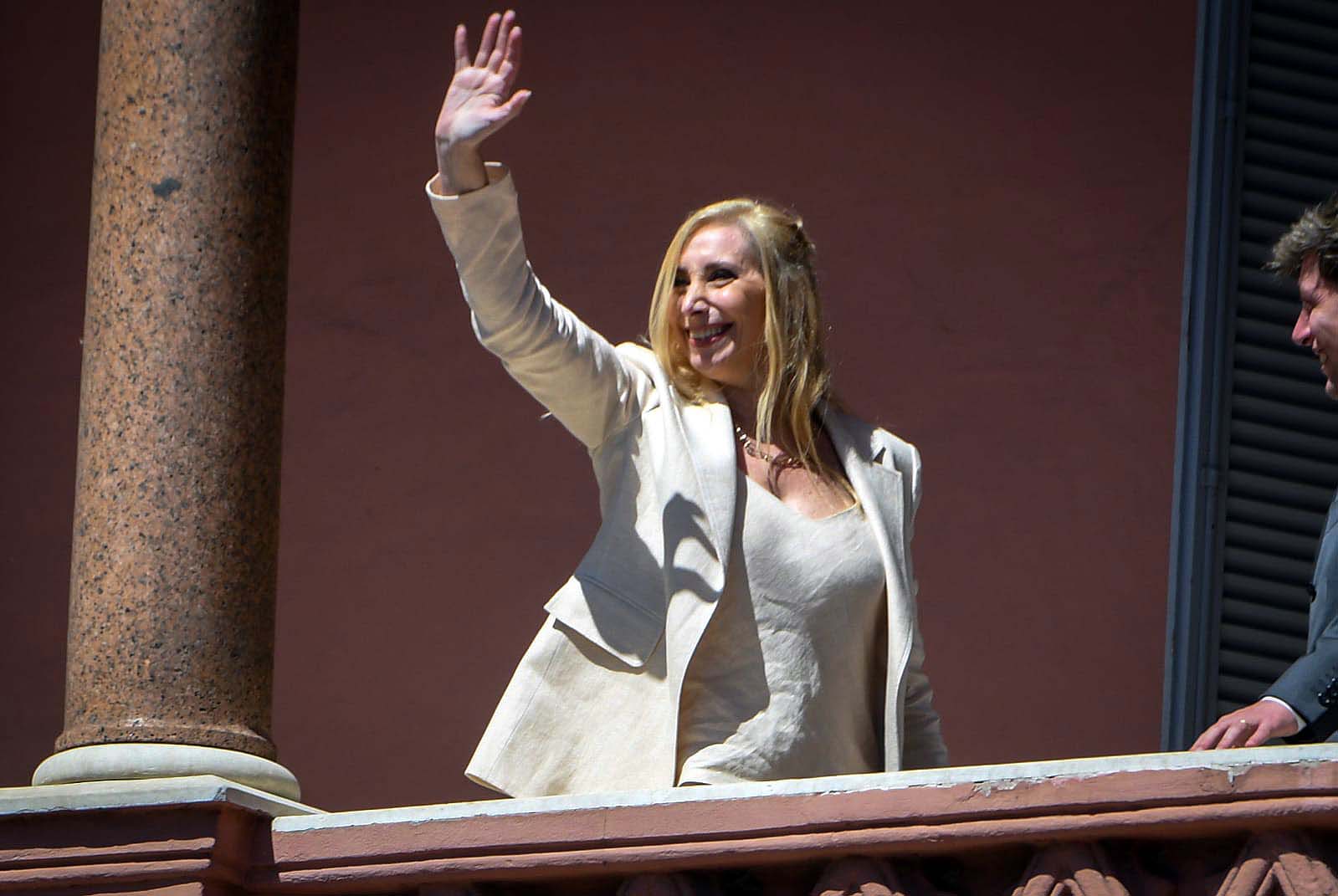 El primer anuncio es el ingreso a la OCDE, y el primer decreto, derogar uno de Macri para que su hermana pueda integrar el gabinete