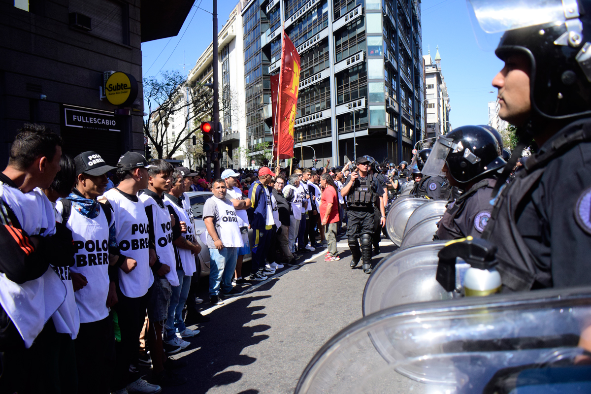«¡Piquetero, carajo!»: crónica de la primera marcha contra el plan motosierra de Milei