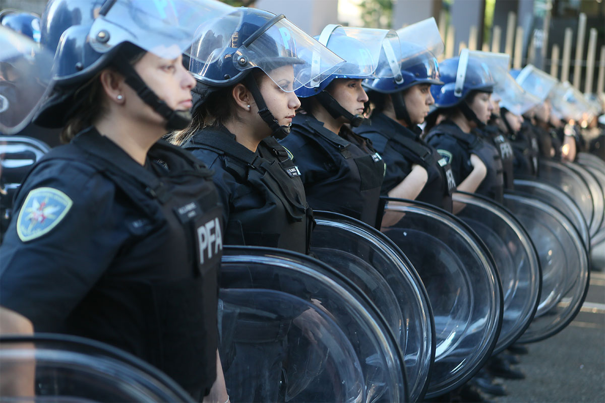 El operativo del gobierno contra la protesta: retenes policiales en accesos a la Ciudad y filmación de pasajeros