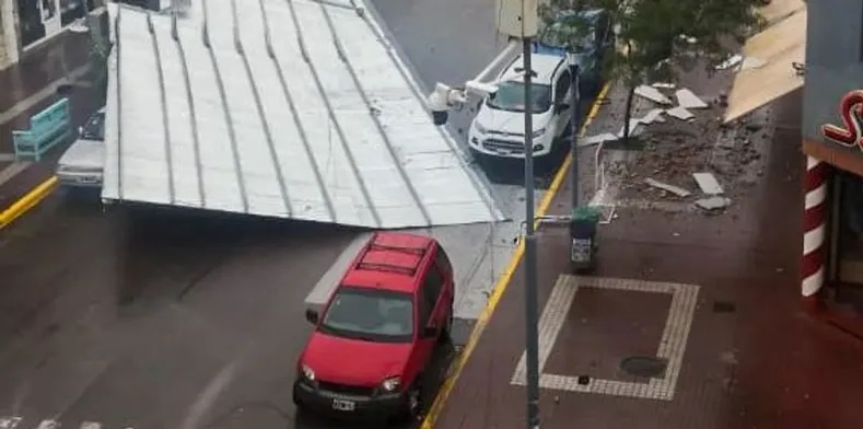 Al menos 13 muertos, varios heridos y voladura de techos por el fuerte temporal en Bahía Blanca