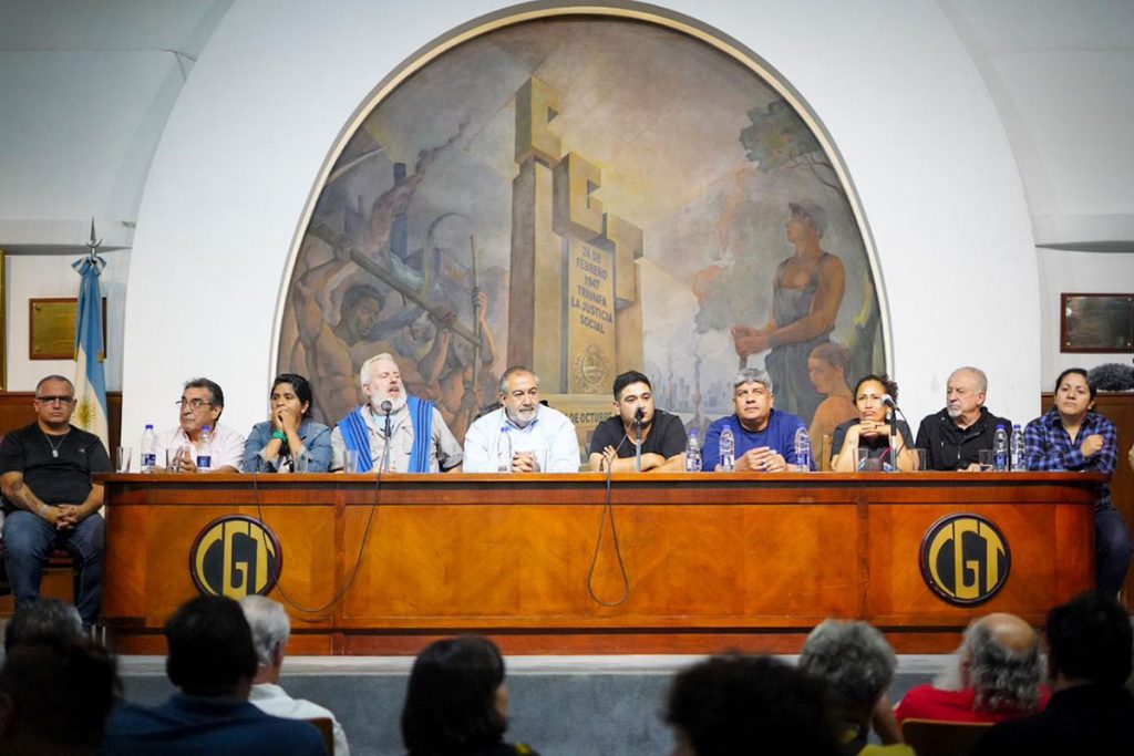 La UTEP renovó autoridades en un multitudinario acto de unidad frente a Milei junto a la CGT y ambas CTA 3 La UTEP renovó autoridades en un multitudinario acto de unidad frente a Milei junto a la CGT y ambas CTA
