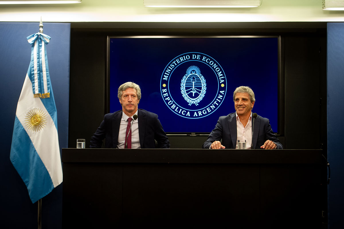 El gobierno acelera el ajuste para alcanzar el superávit prometido al FMI