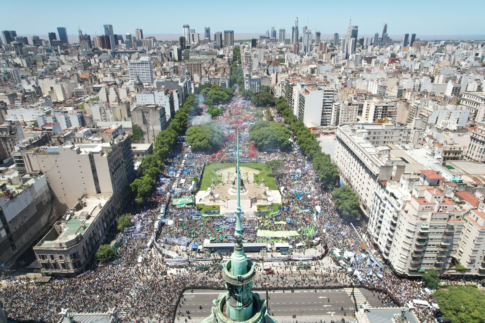 La multitudinaria marcha desde el aire