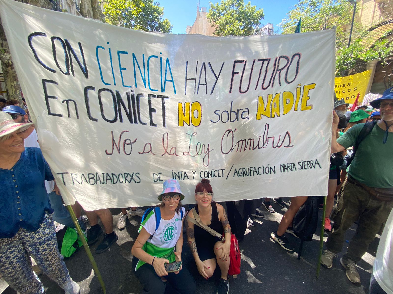 Masiva participación de investigadores en la marcha: “Milei pretende destruir al sistema científico”