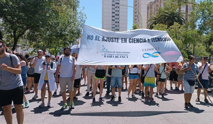 Masiva participación de investigadores en la marcha: “Milei pretende destruir al sistema científico” 2 Masiva participación de investigadores en la marcha: “Milei pretende destruir al sistema científico”