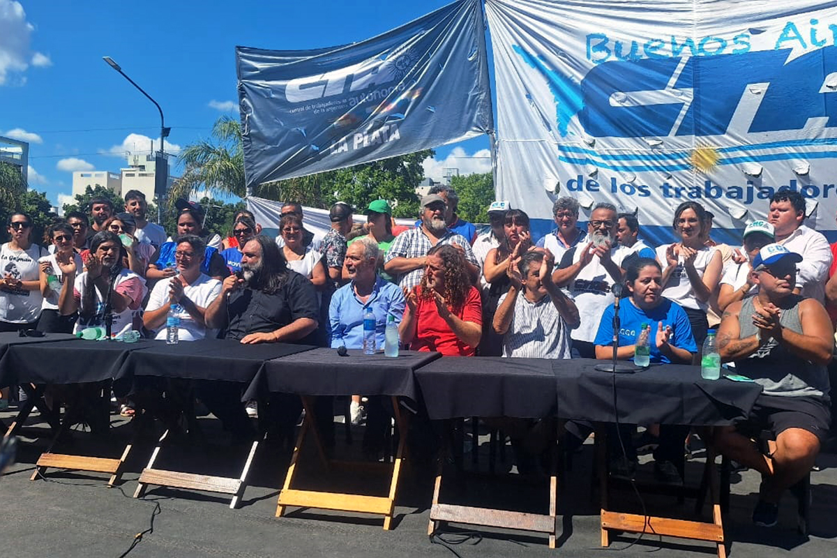 Ruidazo y radio abierta frente al Congreso en defensa del Fondo de Garantías de la Anses