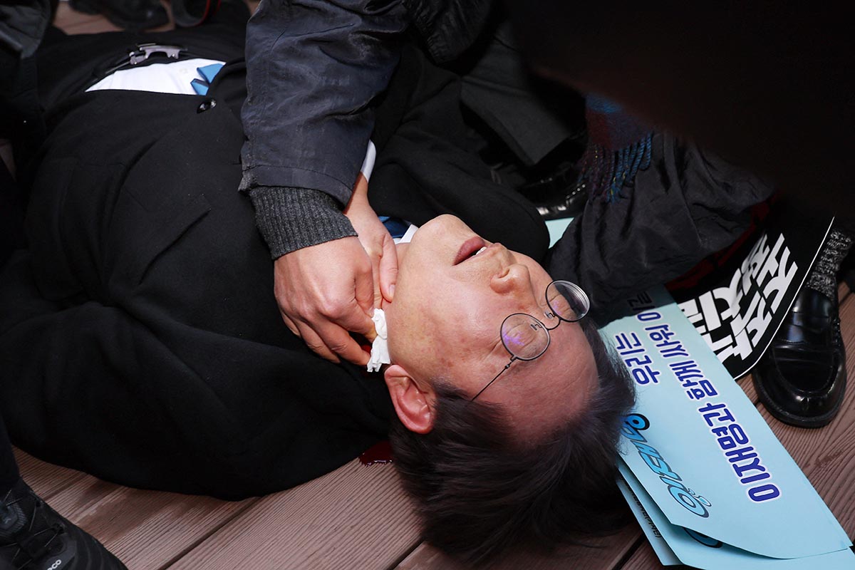 Hirieron a puñaladas a un líder opositor surcoreano mientras hablaba con periodistas
