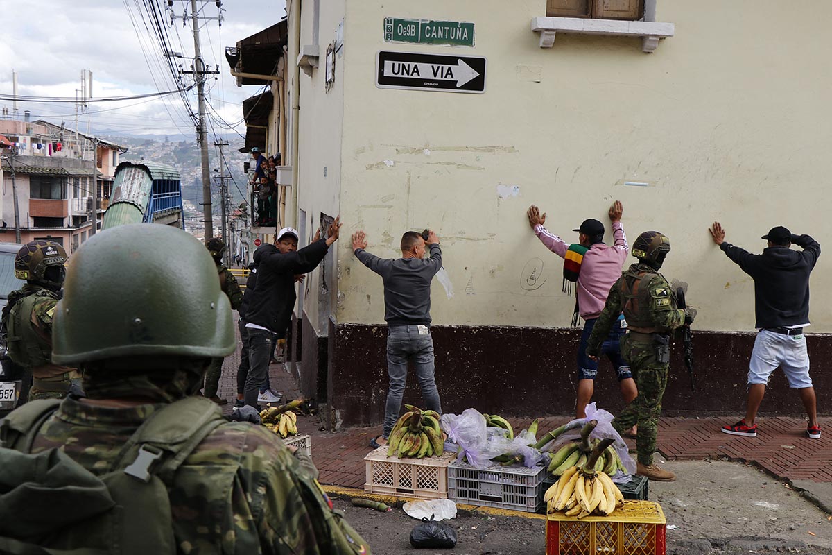 Un Ecuador militarizado, cinco muertos y 329 detenidos en el primer día de operativos