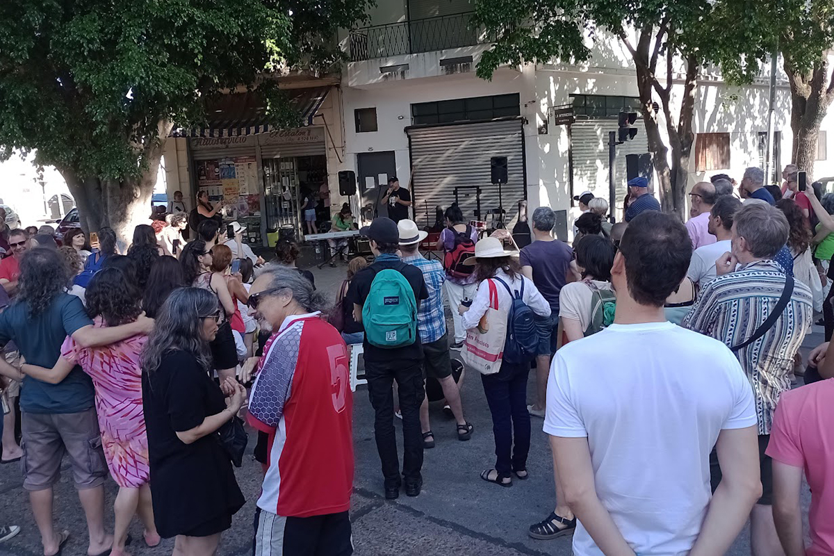 Artistas y vecinos de todo el país cantaron contra el DNU en “Música por necesidad y urgencia”