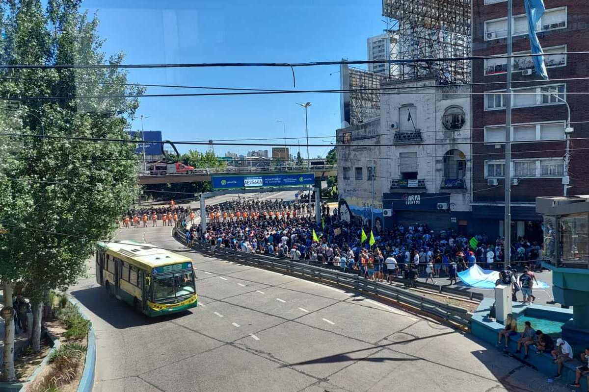 Prefectura cortó el tránsito en Puente Pueyrredón e impidió el paso de manifestantes