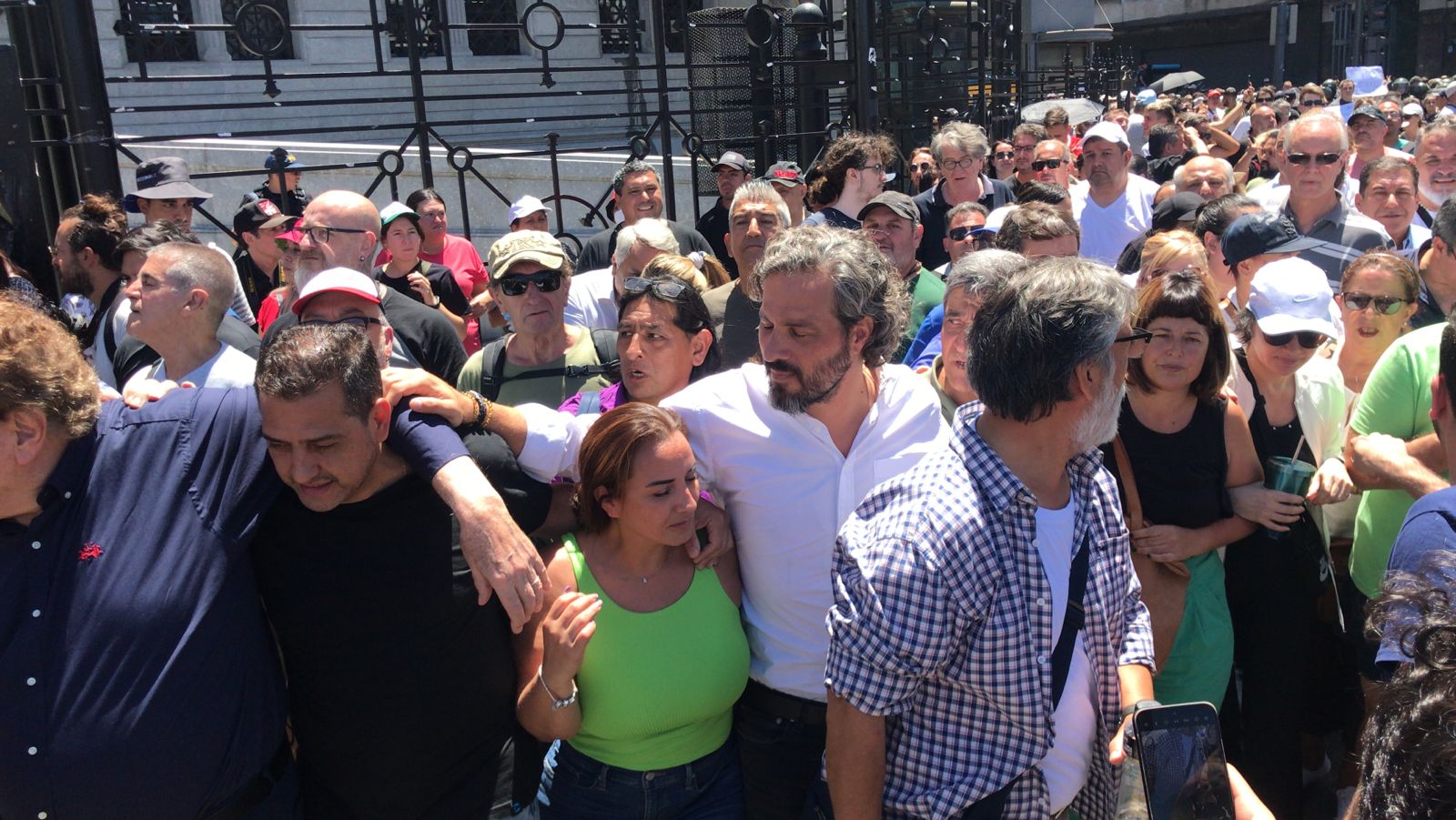 Legisladores y dirigentes del peronismo, presentes en la movilización frente al Congreso