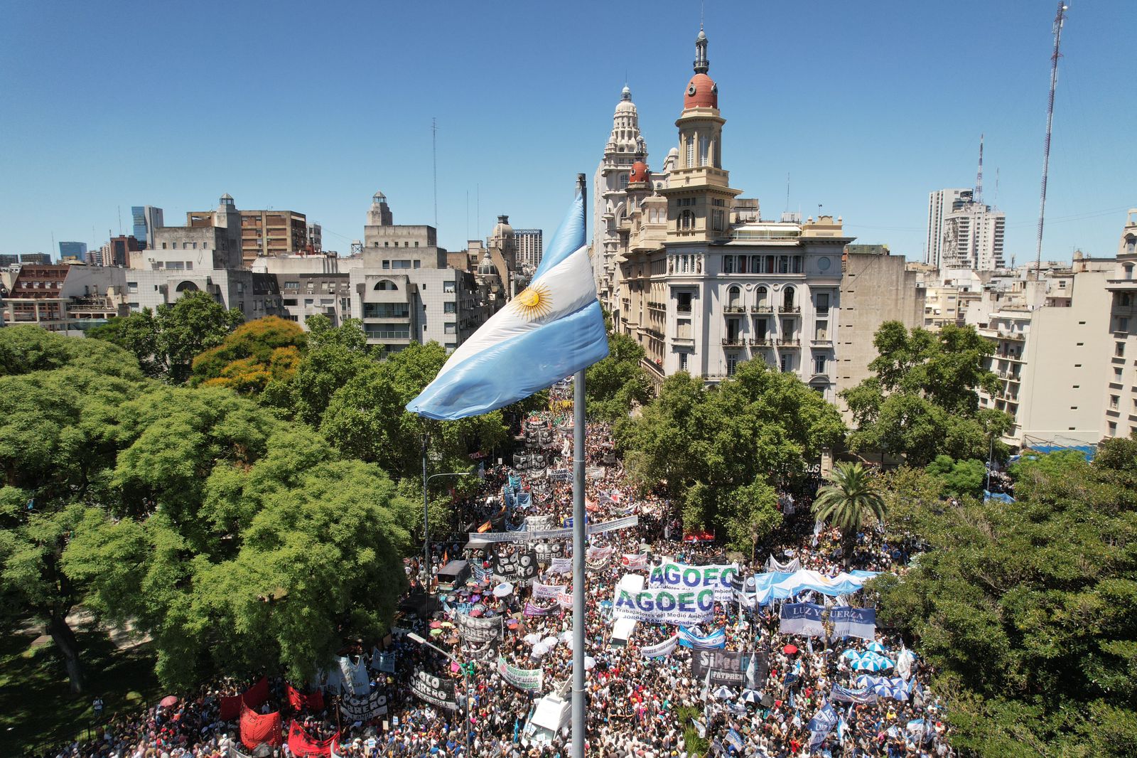 La multitudinaria marcha desde el aire