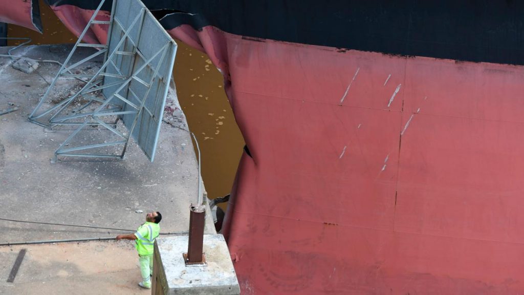 Un barco cerealero liberiano embistió una de las columnas del puente Zárate-Brazo Largo