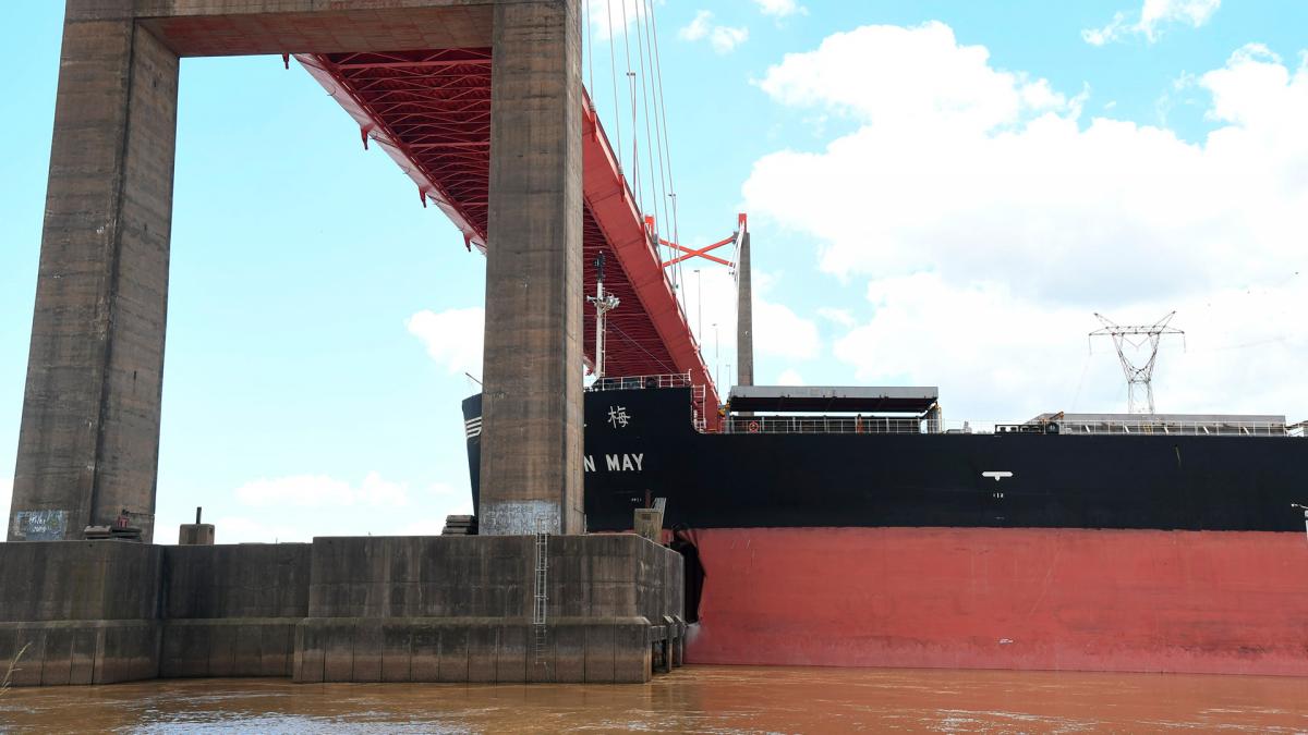Un barco cerealero liberiano embistió una de las columnas del puente Zárate-Brazo Largo