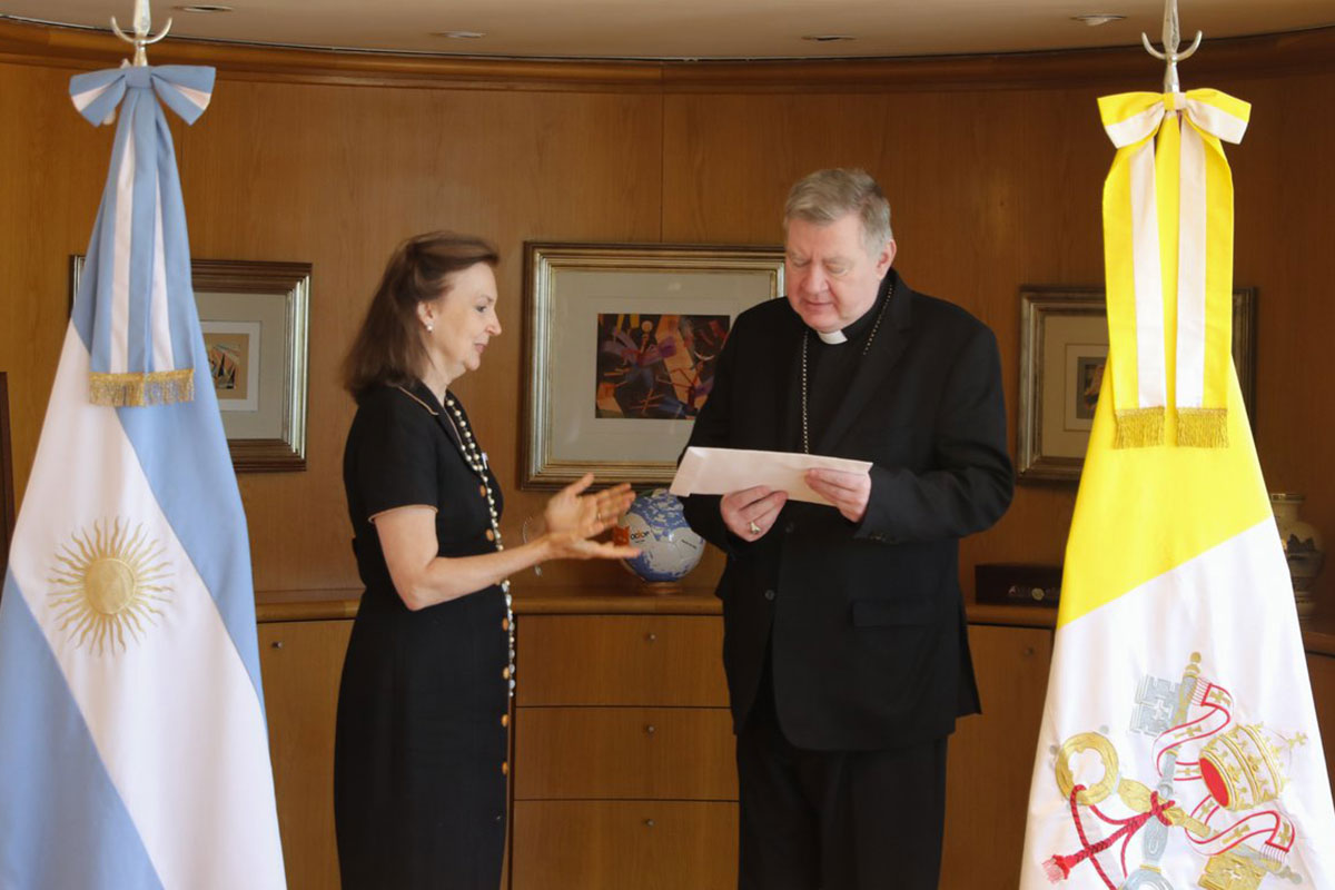 Mondino activa un plan de reducción de daños con el Vaticano y con Beijing