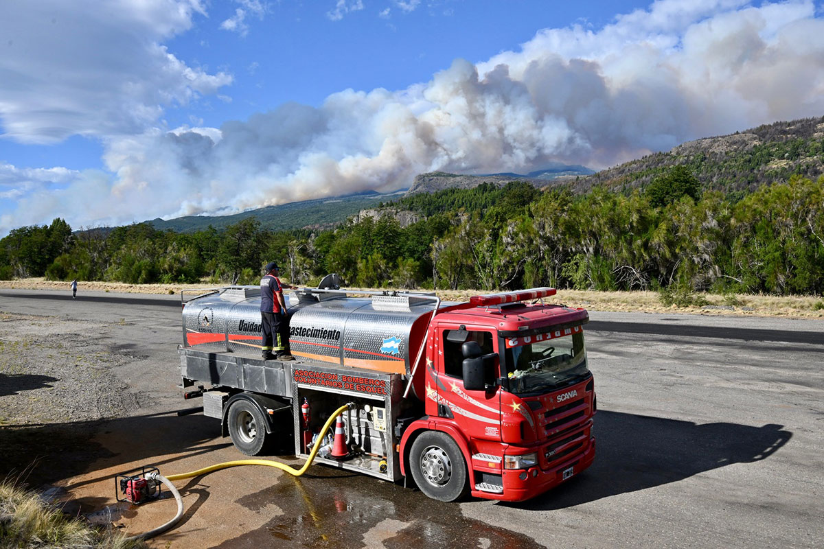 Brigadistas precarizados combaten el grave incendio del Parque Nacional Los Alerces