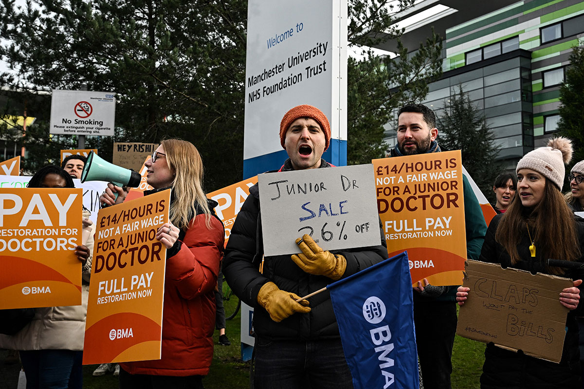 British doctors go on strike against their salaries, take to the streets and stage a sit-in