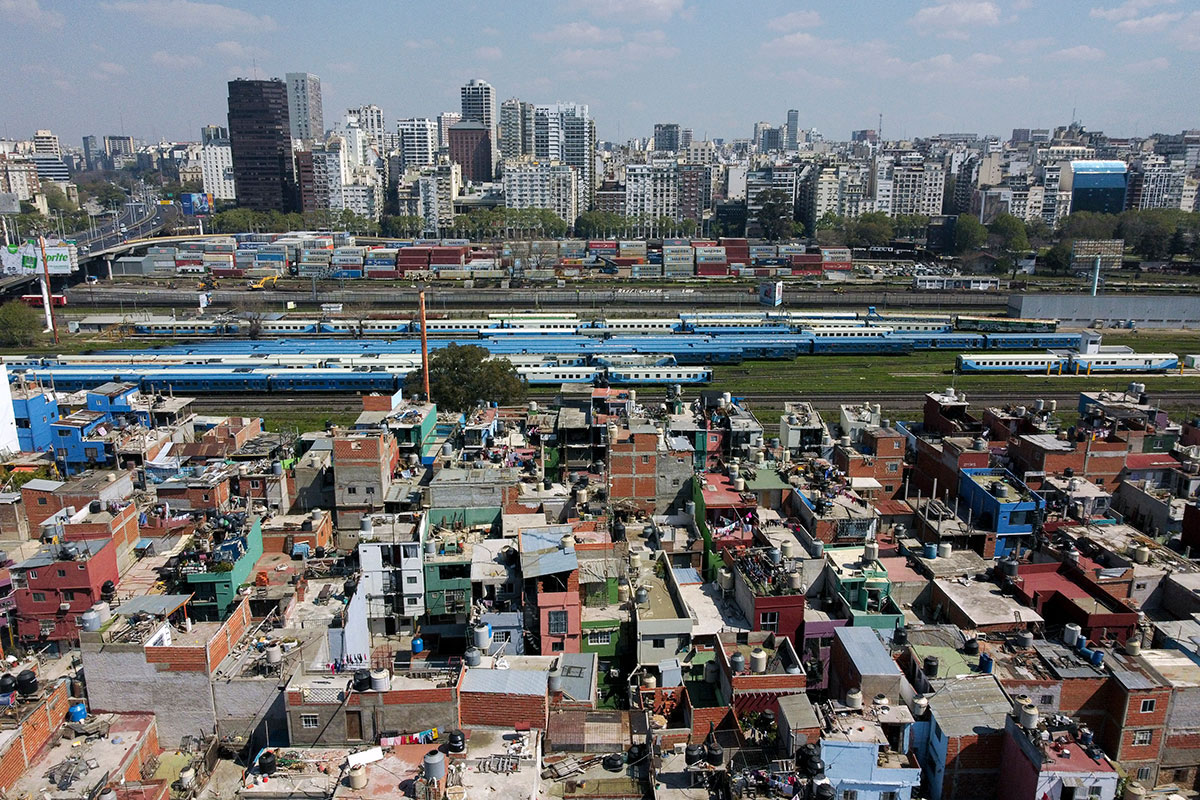 Con un fuerte operativo policial, la Ciudad comenzó a hacer un muro en la Feria de la Villa 31: "Tenían orden de aprisionarnos"