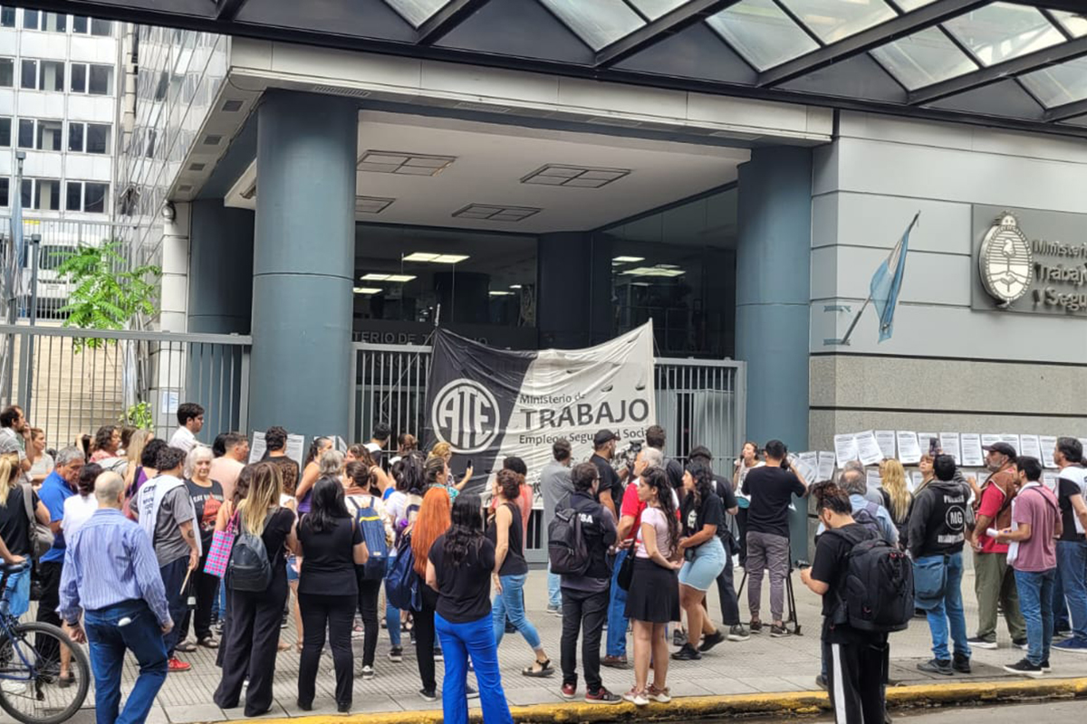 ATE organizó “entradas colectivas” a los ministerios y prepara una medida nacional contra los despidos