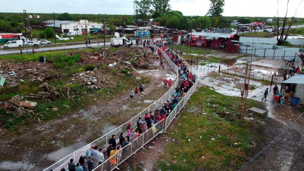 A pesar de la tormenta, más de 350 mil personas visitan el santuario del Gauchito Gil