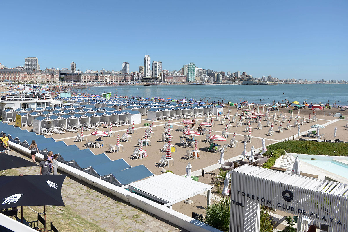 La temporada en el primer verano de la Argentina de Milei: menos días y dudas en las reservas hasta último momento