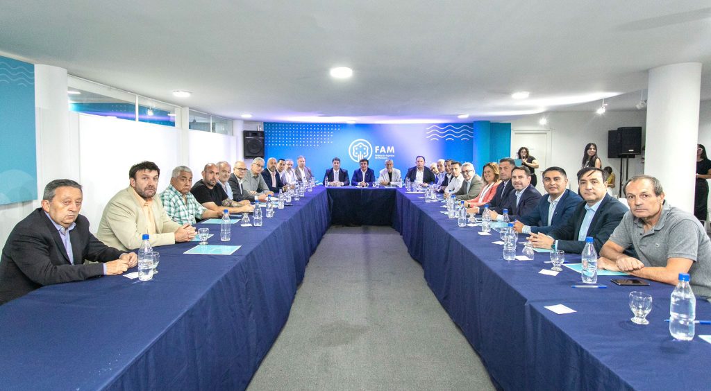 Quinientos intendentes de todo el país fueron a la Justicia contra el DNU de Milei 2 intendentes