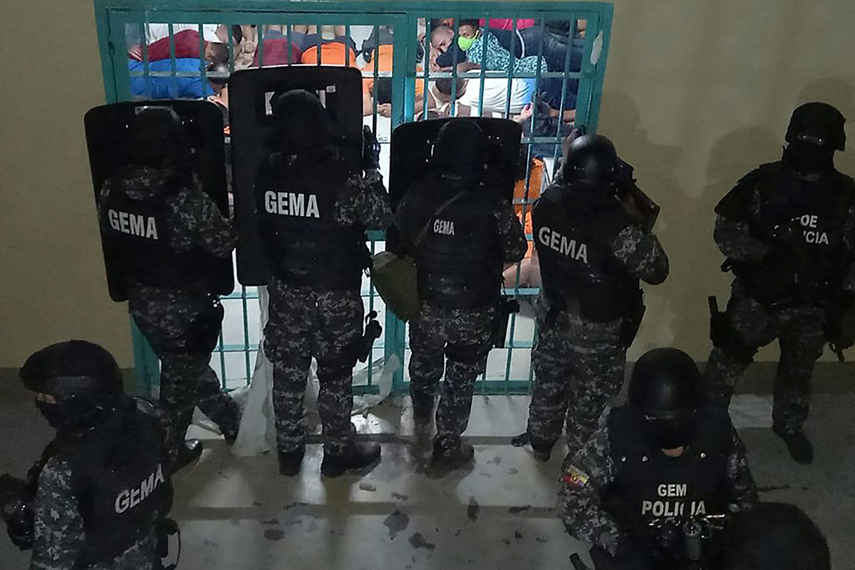 Atentados y secuestros de policías tras decretarse el estado de excepción por motines en cárceles