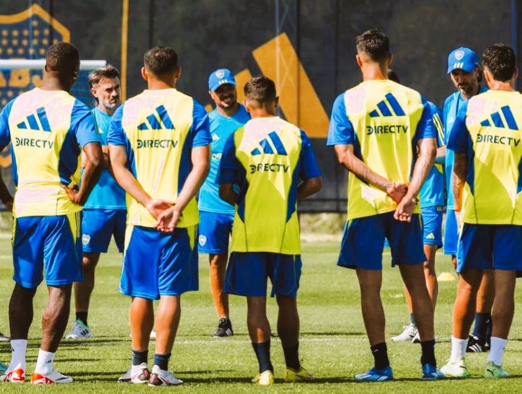 Coach, rockero, hincha y psicólogo social: el ayudante de Diego Martínez que trabaja la energía grupal en Boca 3 Coach, rockero, hincha y psicólogo social: el ayudante de Diego Martínez que trabaja la energía grupal en Boca