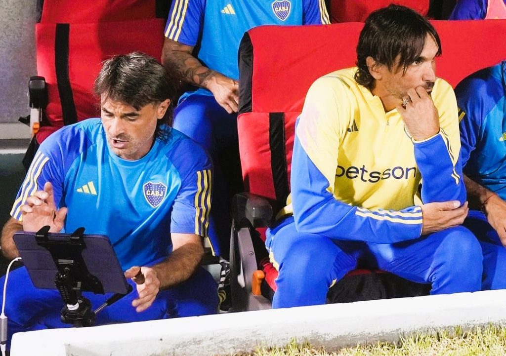 Coach, rockero, hincha y psicólogo social: el ayudante de Diego Martínez que trabaja la energía grupal en Boca 1 Coach, rockero, hincha y psicólogo social: el ayudante de Diego Martínez que trabaja la energía grupal en Boca