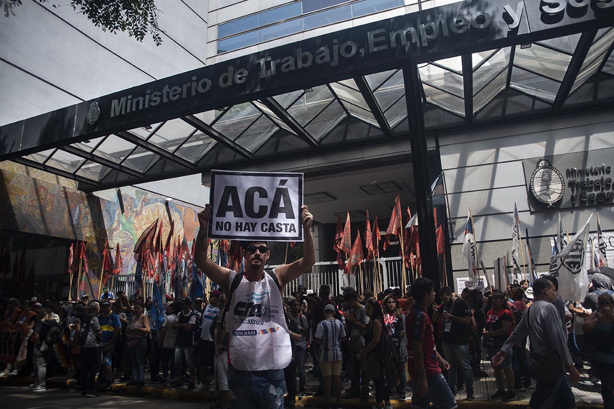 Organizaciones sociales protestan frente a la Secretaría de Trabajo por un nuevo piso salarial