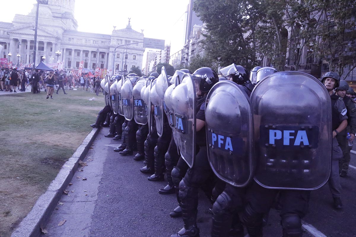 Investigarán la represión policial durante las protestas contra la ley ómnibus