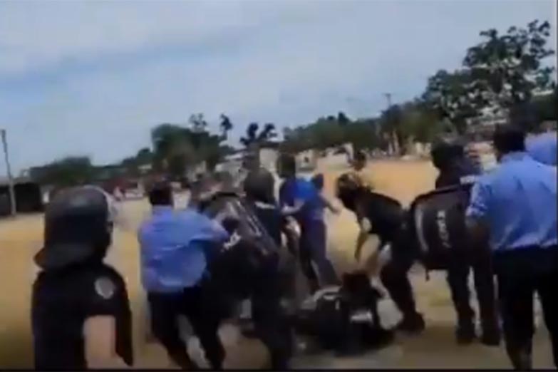 Conflicto policial en Catamarca: un grupo de retirados intentó ocupar la Casa de Gobierno