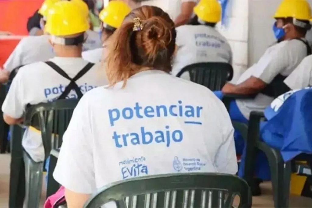 Suspenden el pago de 22.501 planes Potenciar Trabajo por viajes al exterior 1 potenciar