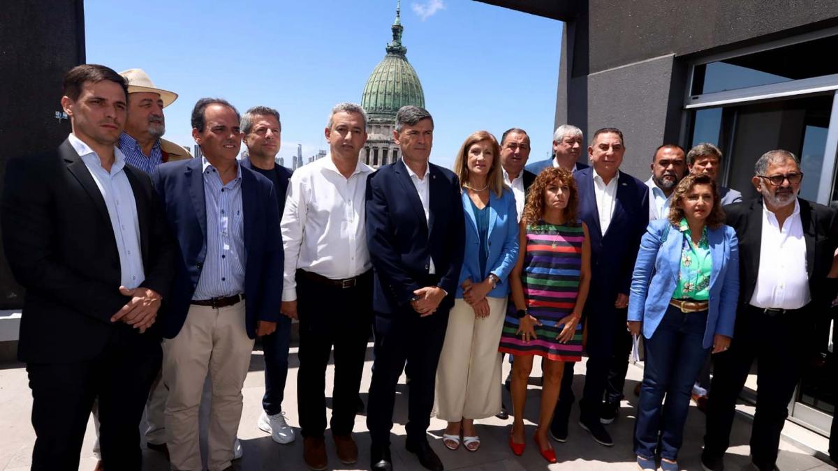 Intendentes de las principales ciudades del país marchan al Congreso por los recortes del gobierno de Milei
