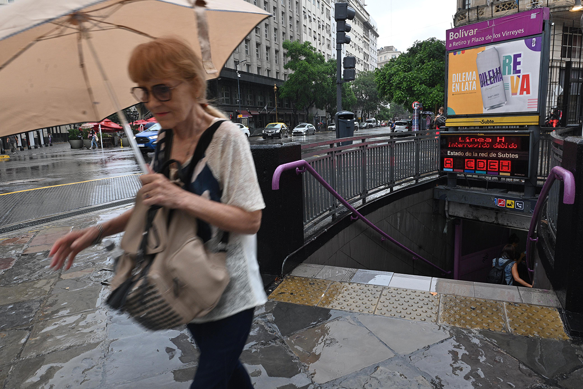 Por la lluvia, se suspendieron las líneas de subte, hubo miles de cortes de luz y se inundaron varias escuelas