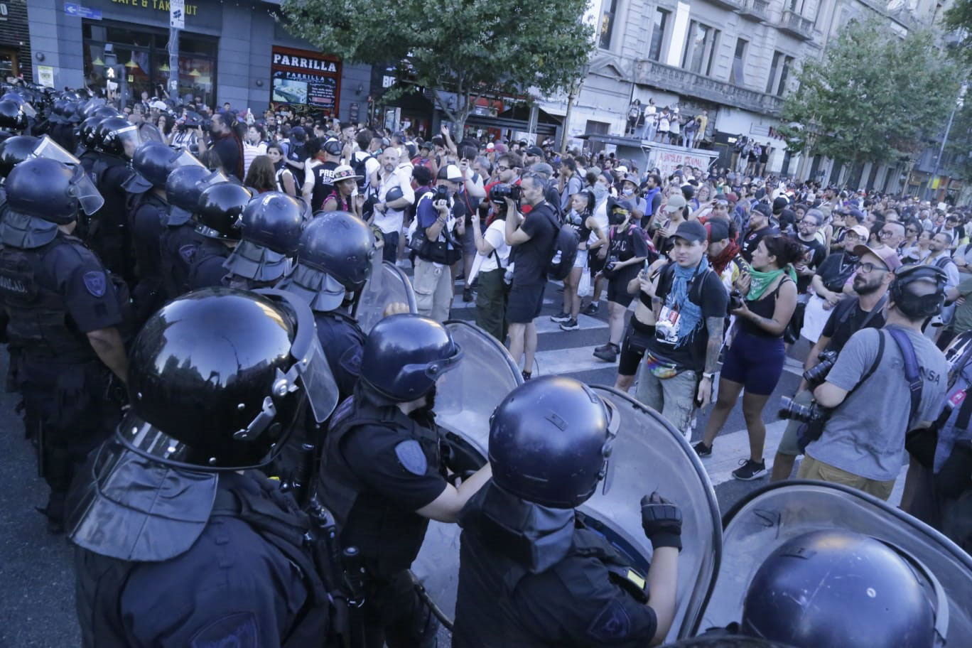 Otra vez, la policía de Bullrich y Milei reprime manifestantes