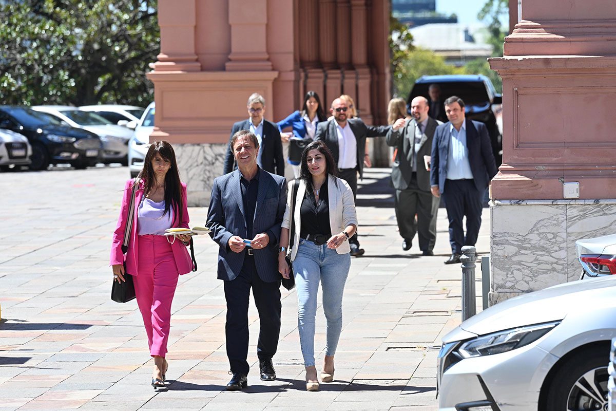 Milei adelantó a sus diputados que volverá a enviar la ley ómnibus «por temas»