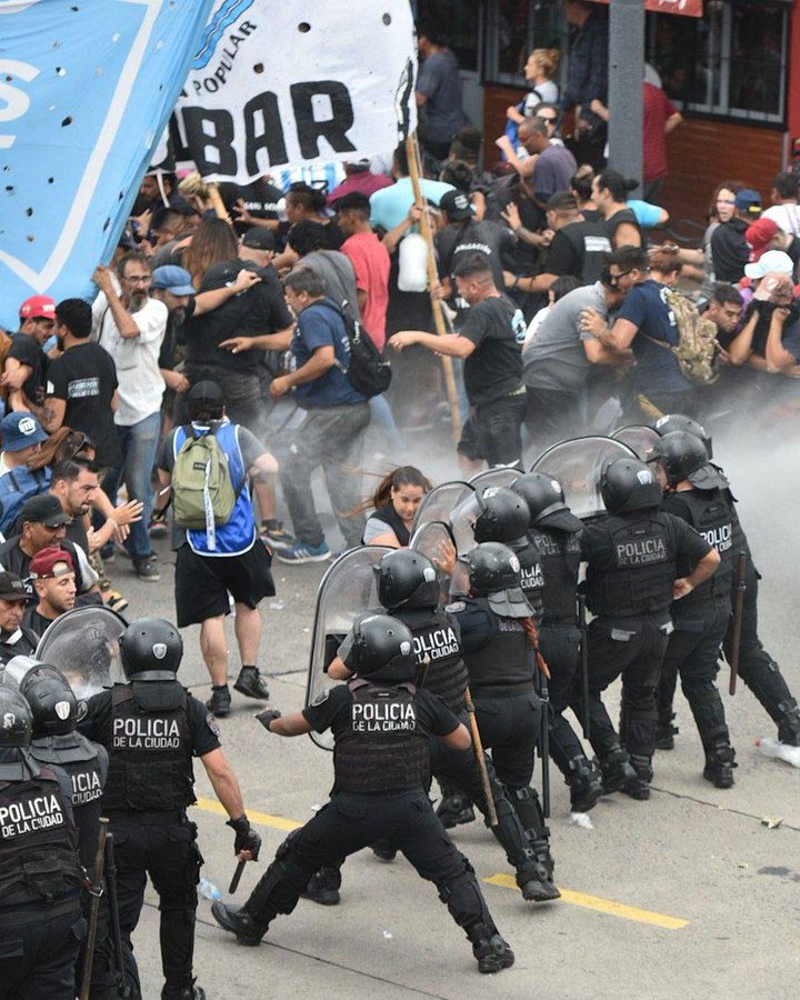 Máxima tensión por represión policial a manifestantes en ingresos a CABA
