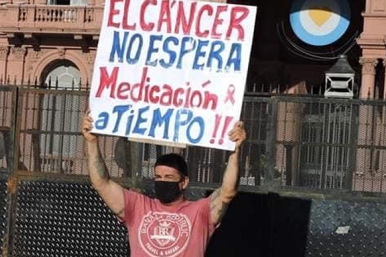 Mientras continúa el reclamo de pacientes con cáncer, el gobierno aseguró que “nunca dejó ni dejará de entregar medicamentos oncológicos”