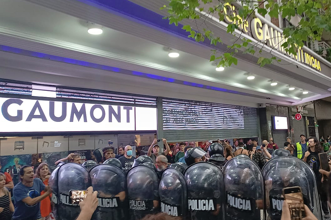 Policía de la Ciudad reprimió con gases la movilización en el Gaumont contra el cierre del INCAA