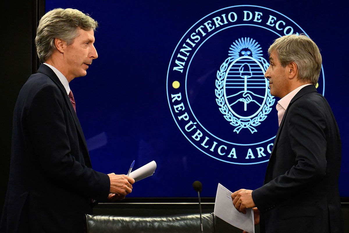 El Gobierno relativiza la crisis financiera y por lo bajo atribuye la suba del dólar blue a «operadores» cercanos a Massa