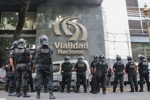 Mientras comenzaban los despidos, la Policía de la Ciudad reprimió una protesta en Vialidad Nacional