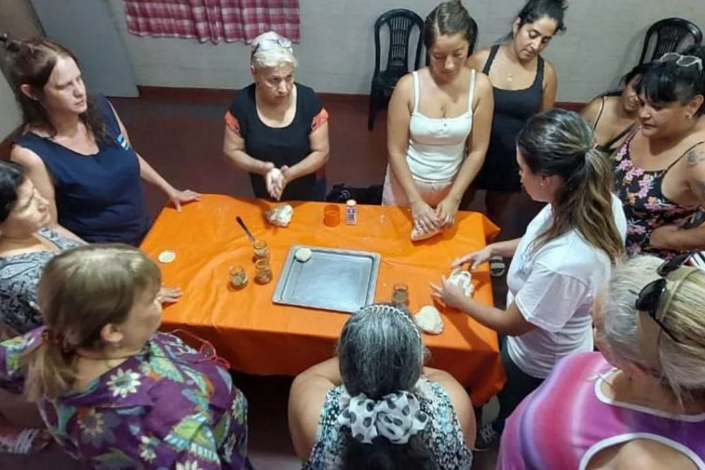 El ajuste en los barrios: "Ya están viniendo personas de clase media a pedir el bolsón de alimentos" 2 El ajuste en los barrios: "Ya están viniendo personas de clase media a pedir el bolsón de alimentos"