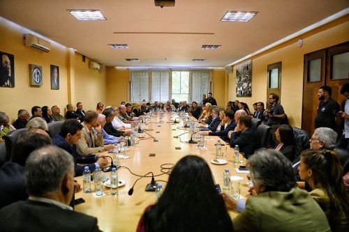 Qué se dijo en el encuentro entre los senadores peronistas  y la CGT antes de la reunión de los sindicalistas con el gobierno