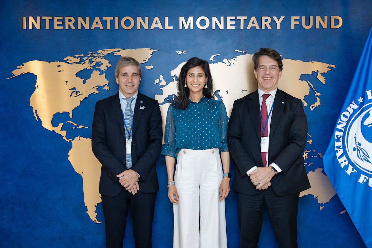 El FMI celebra la baja de la inflación pero duda del programa de Caputo